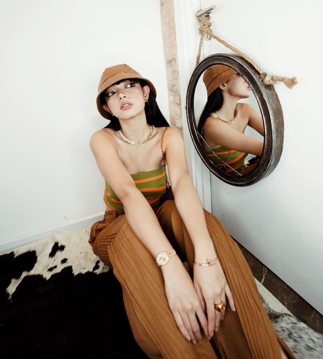 Quần nâu kết hợp với áo hai dây kẻ Quần nâu kết hợp với áo hai dây kẻ