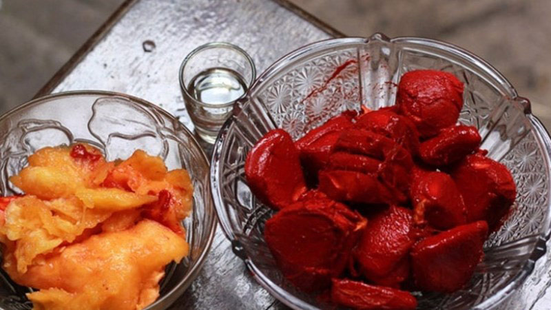 Trộn gấc với rượu