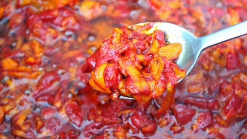 Sên cùng dầu ăn