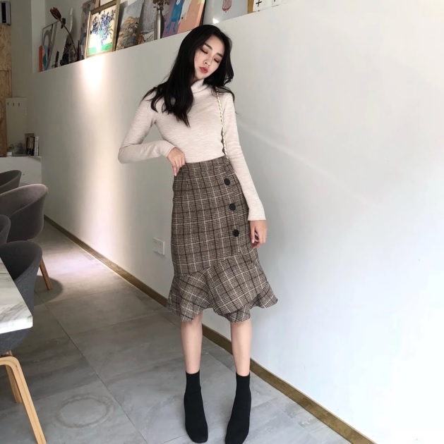 Cách phối đồ với chân váy dài qua gối Cách phối đồ với chân váy dài qua gối