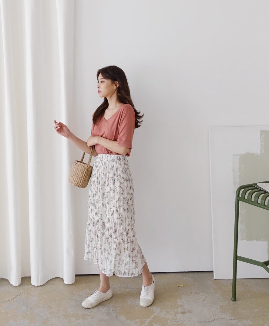 Cách phối đồ với chân váy dài qua gối Cách phối đồ với chân váy dài qua gối