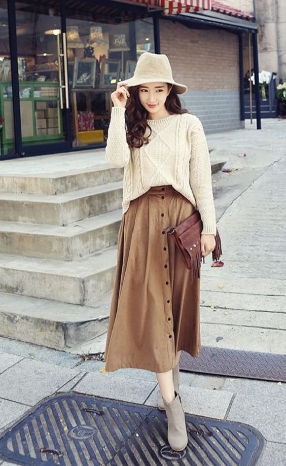 Cách phối đồ với chân váy dài qua gối Cách phối đồ với chân váy dài qua gối