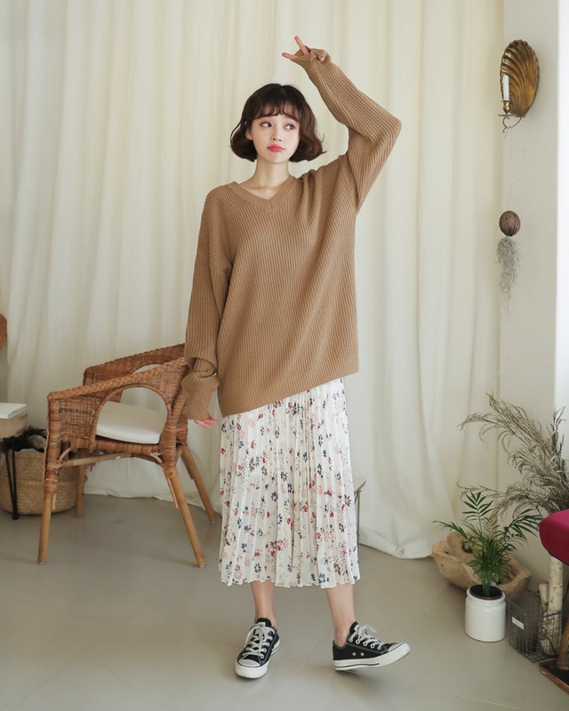 Cách phối đồ với chân váy dài qua gối Cách phối đồ với chân váy dài qua gối