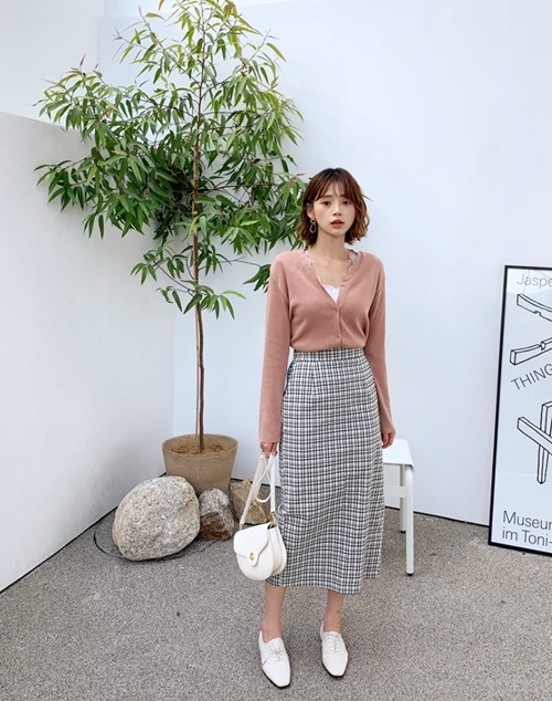 Cách phối đồ với chân váy dài qua gối Cách phối đồ với chân váy dài qua gối