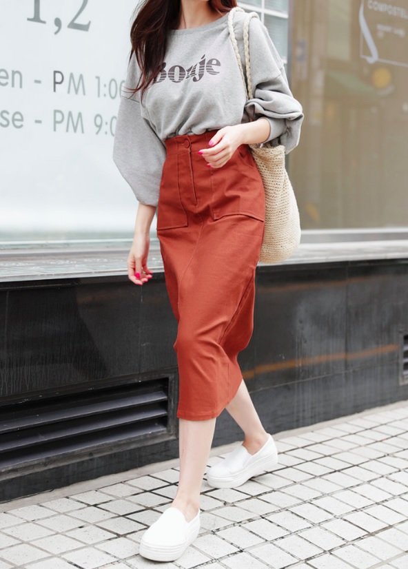 Cách phối đồ với chân váy dài qua gối Cách phối đồ với chân váy dài qua gối