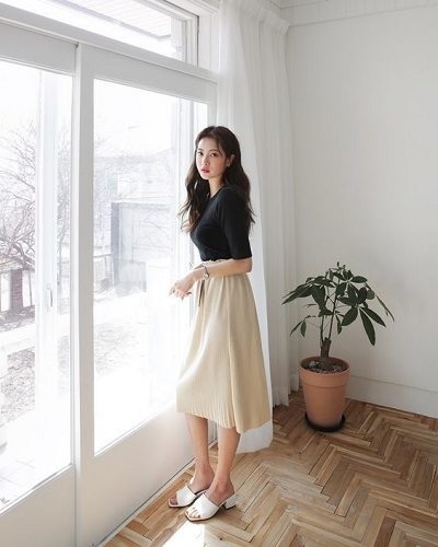 Cách phối đồ với chân váy dài qua gối Cách phối đồ với chân váy dài qua gối