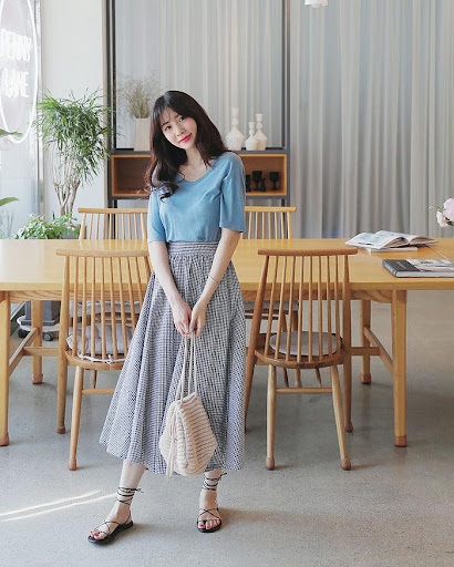 Cách phối đồ với chân váy dài qua gối Cách phối đồ với chân váy dài qua gối