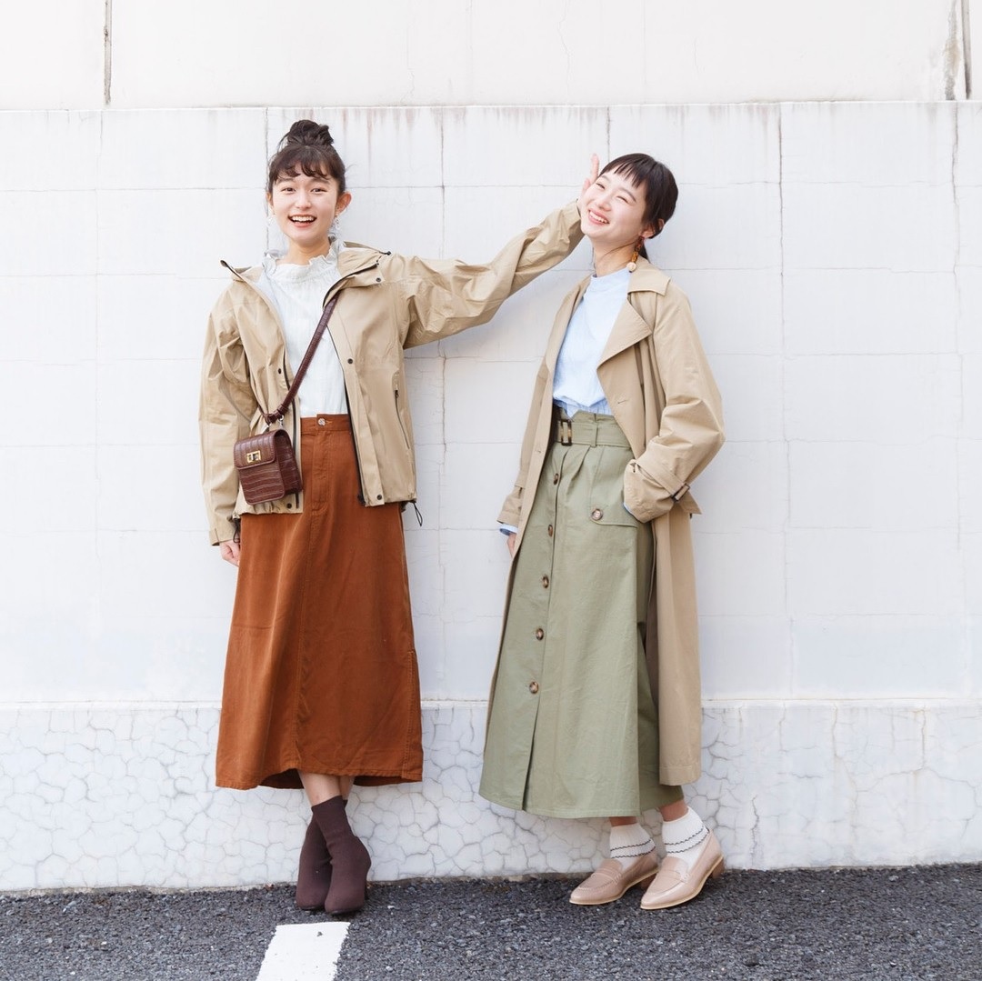 Cách phối đồ với chân váy dài qua gối Cách phối đồ với chân váy dài qua gối