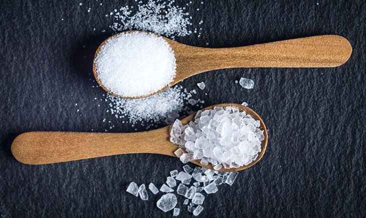 Cách hết gàu mùa đông bằng muối và phèn chua