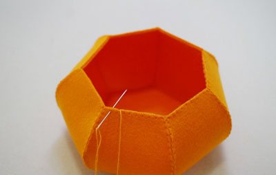 Khâu viền quanh mép vải trên miệng giỏ Khâu viền quanh mép vải trên miệng giỏ