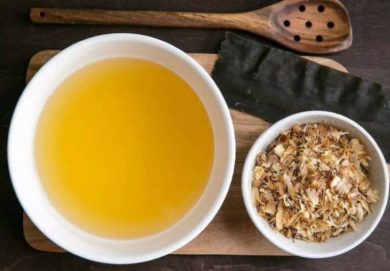 Cách nấu nước dashi từ cá và tảo bẹ