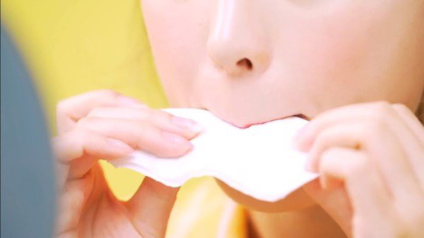 Đánh son và thấm bằng giấy ăn Đánh son và thấm bằng giấy ăn