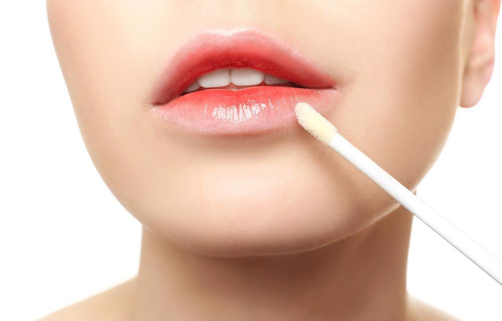 Thoa thêm một lớp phấn phủ lên môi Thoa thêm một lớp phấn phủ lên môi