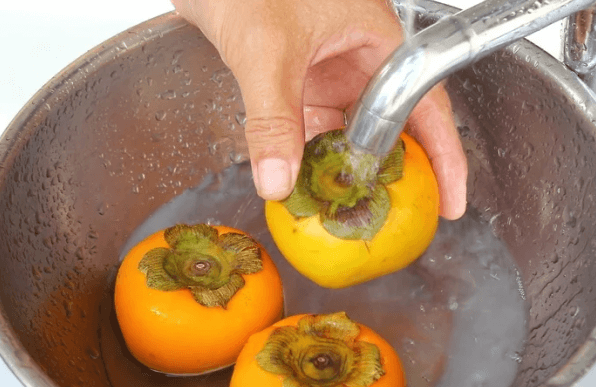 Rửa sạch hồng để sấy khô Rửa sạch hồng để sấy khô