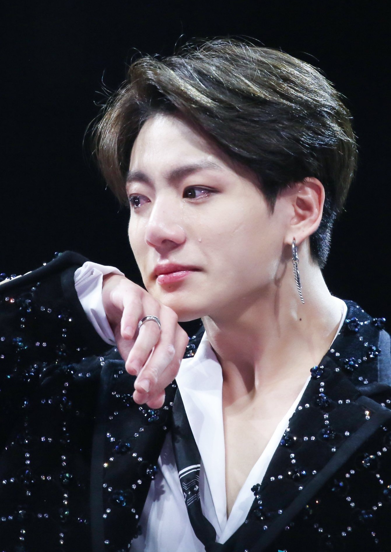 Những hình ảnh Jungkook khóc