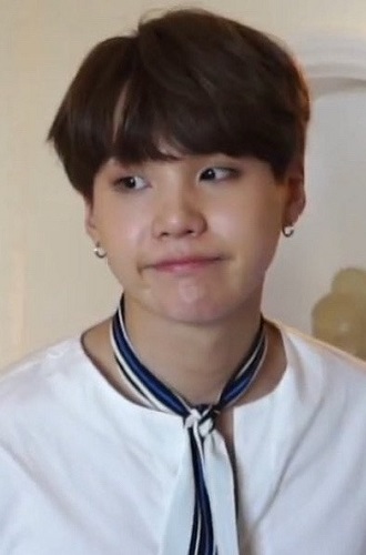 Hình ảnh Suga BTS bị dìm hài hước nhất