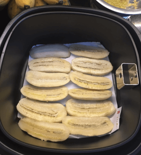 Xếp chuối vào khay