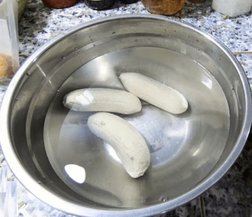 Ngâm chuối vào nước đá có pha nước cốt chanh