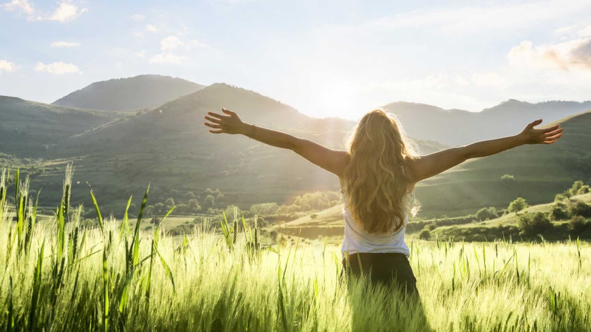 Stt yêu đời vui vẻ ngắn, cap lạc quan yêu đời hay đăng Facebook