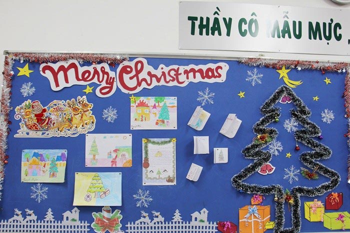 Trang trí bảng lớp bằng dây kim tuyến dịp Giáng Sinh Trang trí bảng lớp bằng dây kim tuyến dịp Giáng Sinh