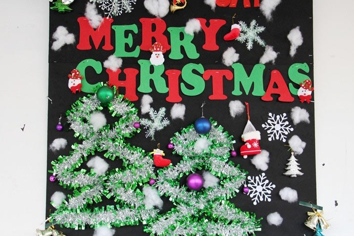 Trang trí bảng lớp Noel bằng dây kim tuyến Trang trí bảng lớp Noel bằng dây kim tuyến