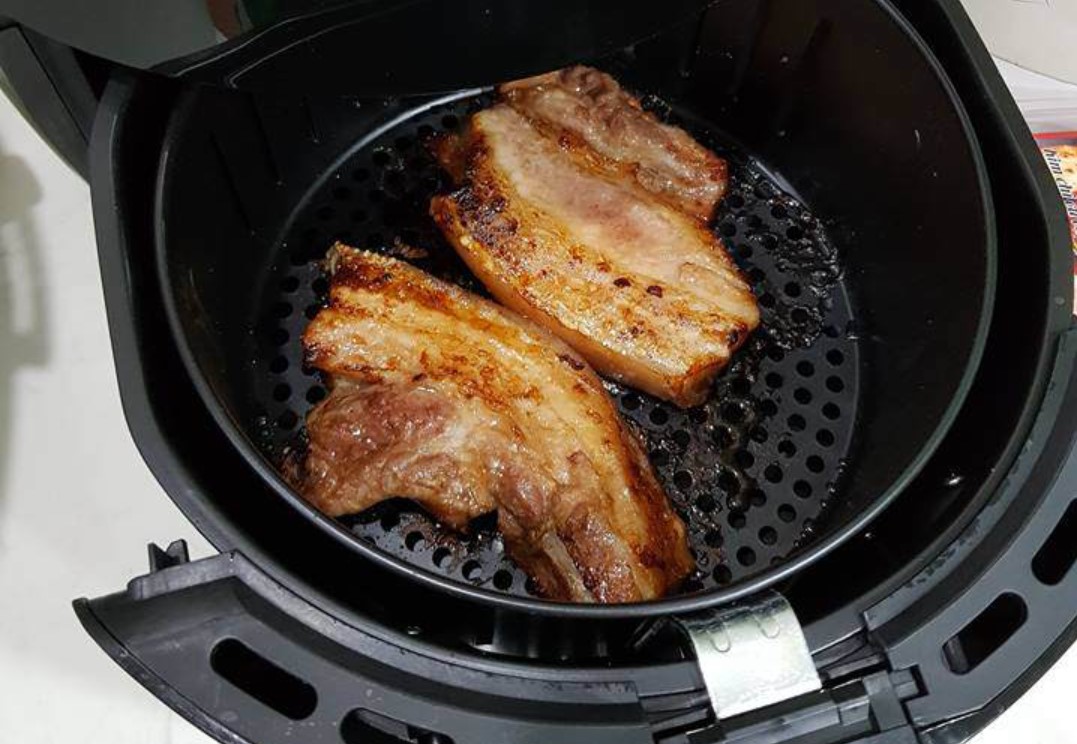 Nướng thịt ba chỉ bằng nồi chiên không dầu Nướng thịt ba chỉ bằng nồi chiên không dầu