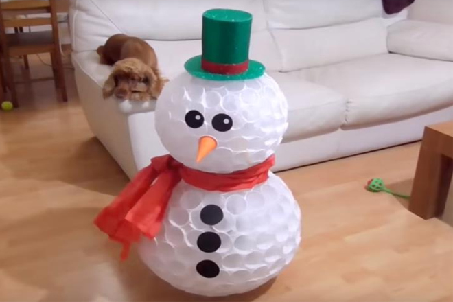 Cách làm người tuyết bằng ly nhựa Cách làm người tuyết bằng ly nhựa