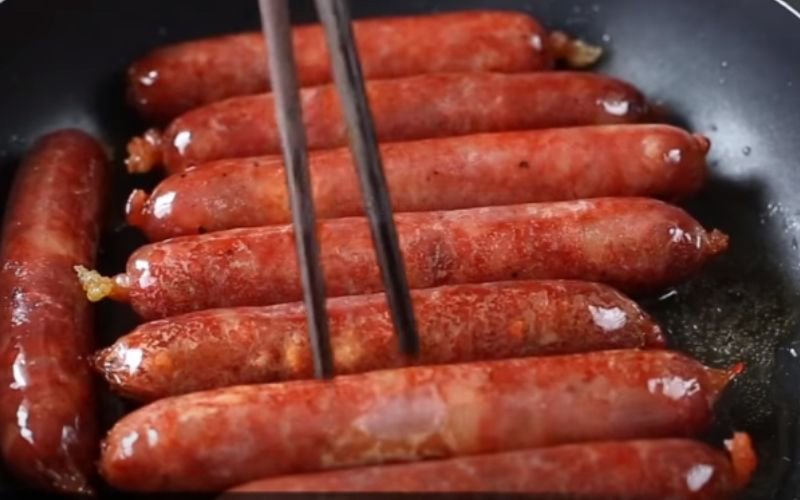 Chiên lại lạp xưởng bằng chảo Chiên lại lạp xưởng bằng chảo