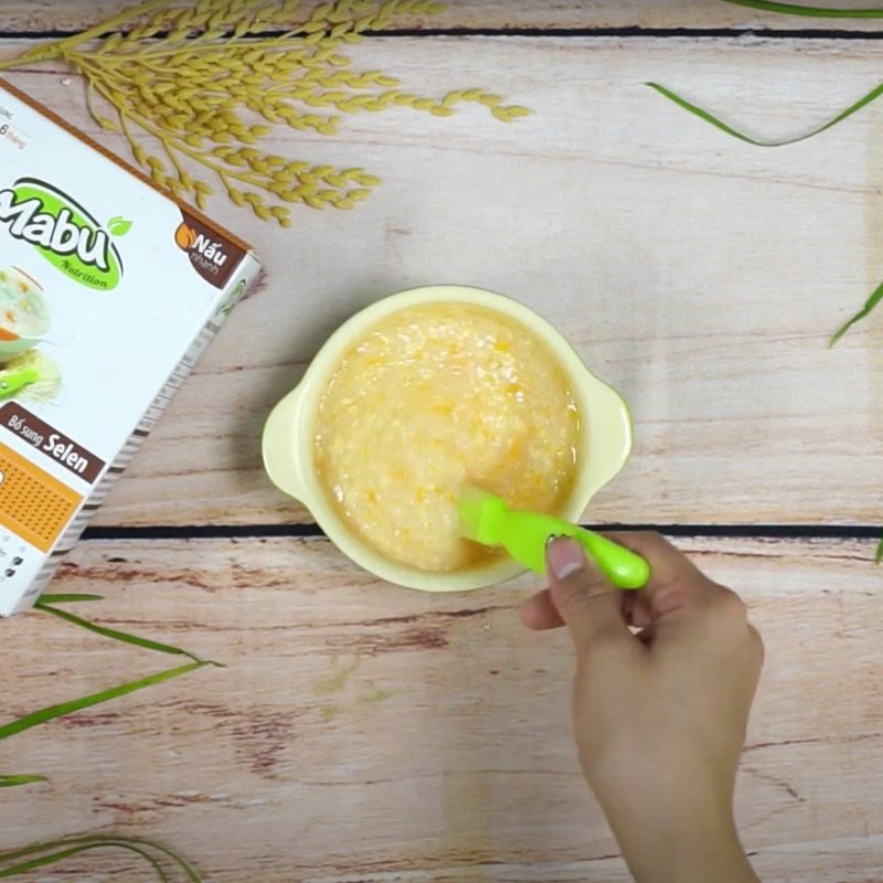 Cháo trứng gà cho bé ăn dặm với cà rốt