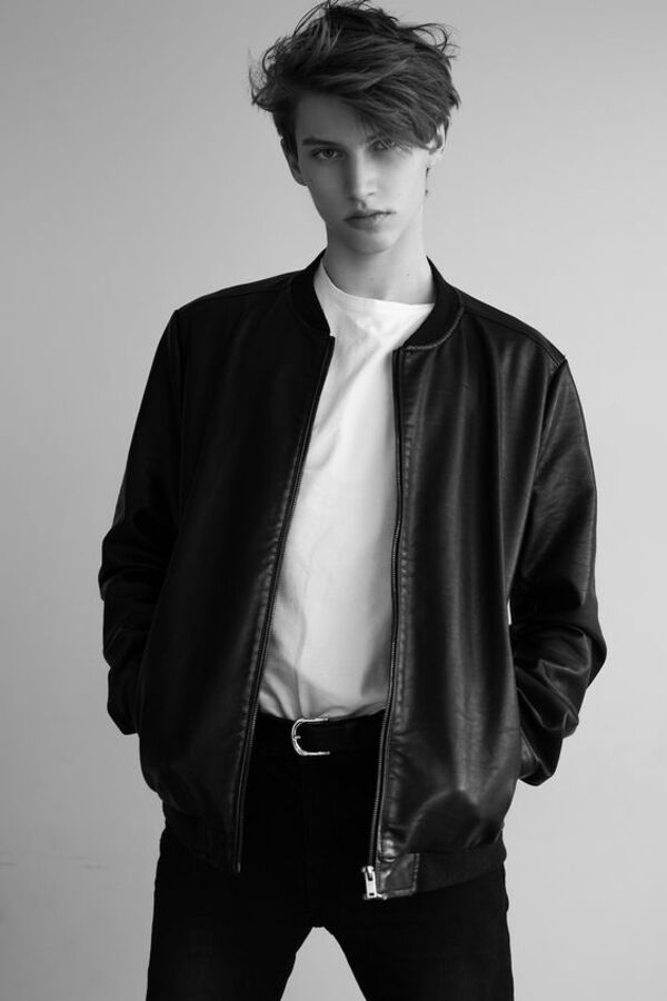 Áo khoác bomber + áo trắng + quần âu/quần bò + giày thể thao Áo khoác bomber + áo trắng + quần âu/quần bò + giày thể thao