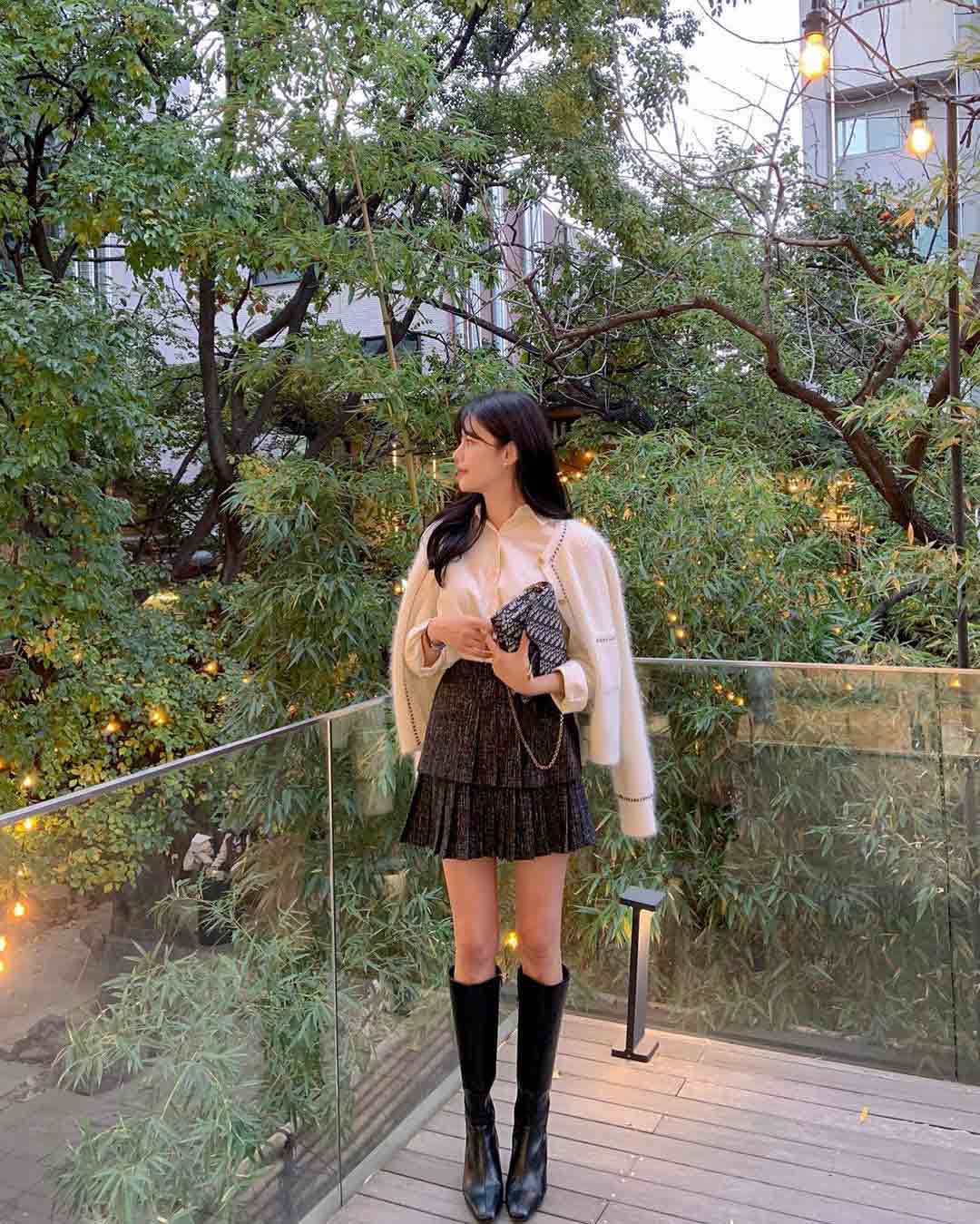 Cardigan len + chân váy + boot cao cổ Cardigan len + chân váy + boot cao cổ
