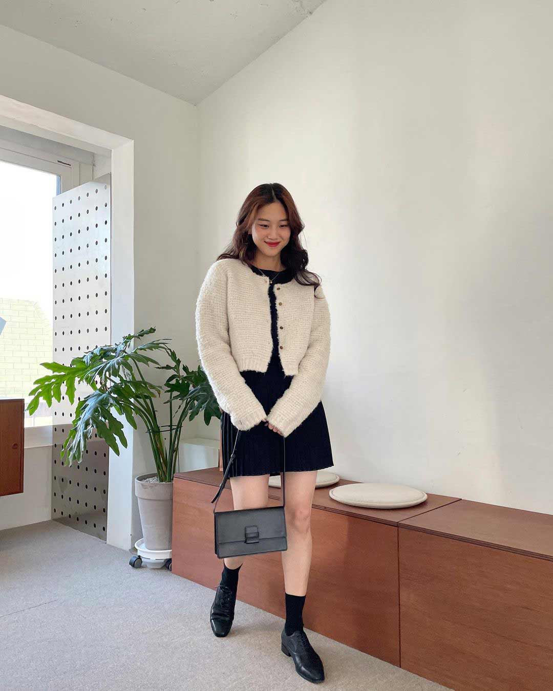 Váy đen liền + cardigan dáng lửng Váy đen liền + cardigan dáng lửng