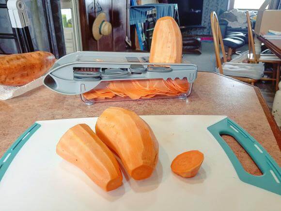 Thái khoai lang thành các lát mỏng