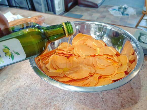 Thêm dầu ăn và gia vị