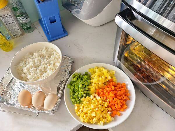 Làm nóng nồi chiên trước khi rang cơm Làm nóng nồi chiên trước khi rang cơm