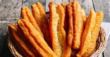 Cách làm quẩy giòn bằng bột mì nóng hổi tại nhà