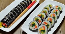 Cách làm cơm cuộn rong biển bằng tay không cần mành tre