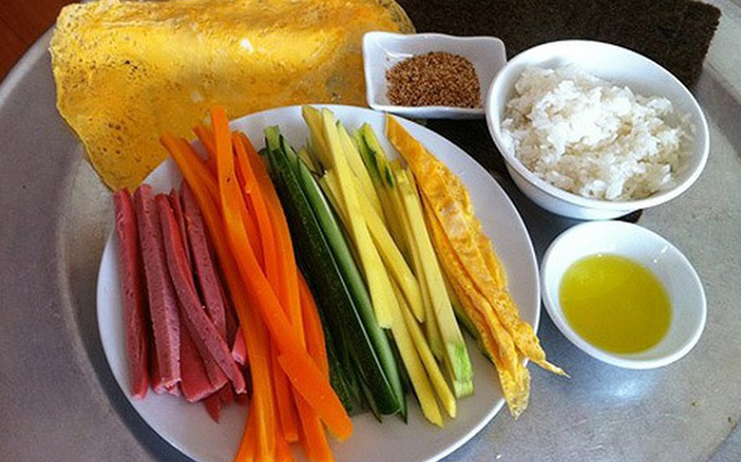 Sơ chế nguyên liệu làm kimbap Hàn Quốc Sơ chế nguyên liệu làm kimbap Hàn Quốc