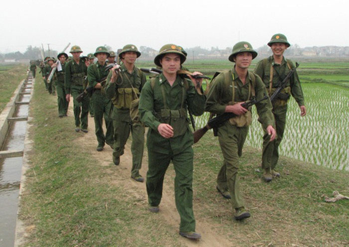 Hình ảnh chú bộ đội hành quân đẹp Hình ảnh chú bộ đội hành quân đẹp