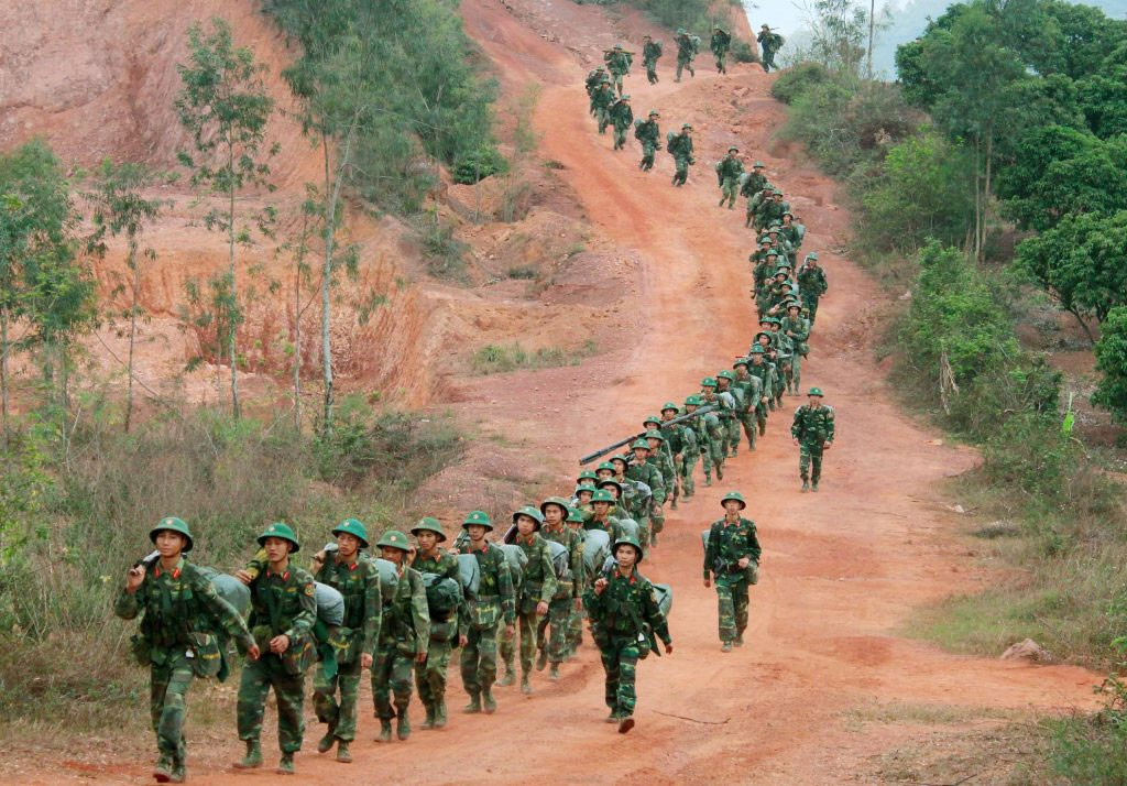 Hình ảnh chú bộ đội hành quân đẹp Hình ảnh chú bộ đội hành quân đẹp
