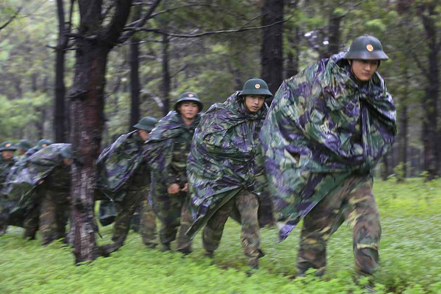 Hình ảnh chú bộ đội hành quân đẹp Hình ảnh chú bộ đội hành quân đẹp