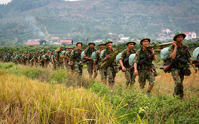 Hình ảnh chú bộ đội hành quân đẹp Hình ảnh chú bộ đội hành quân đẹp