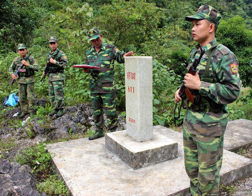 Hình ảnh chú bội đội cầm súng đứng gác Hình ảnh chú bội đội cầm súng đứng gác