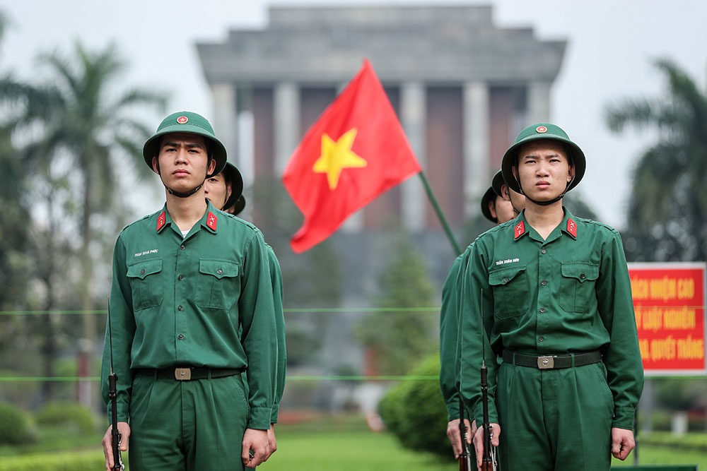 Hình ảnh chú bội đội cầm súng đứng gác Hình ảnh chú bội đội cầm súng đứng gác