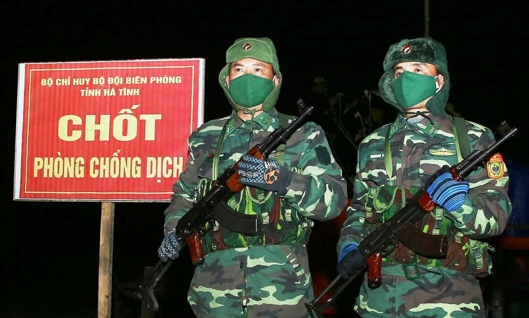 Hình ảnh chú bội đội cầm súng đứng gác Hình ảnh chú bội đội cầm súng đứng gác