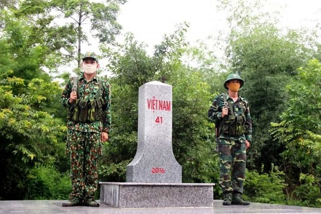 Hình ảnh chú bội đội cầm súng đứng gác Hình ảnh chú bội đội cầm súng đứng gác