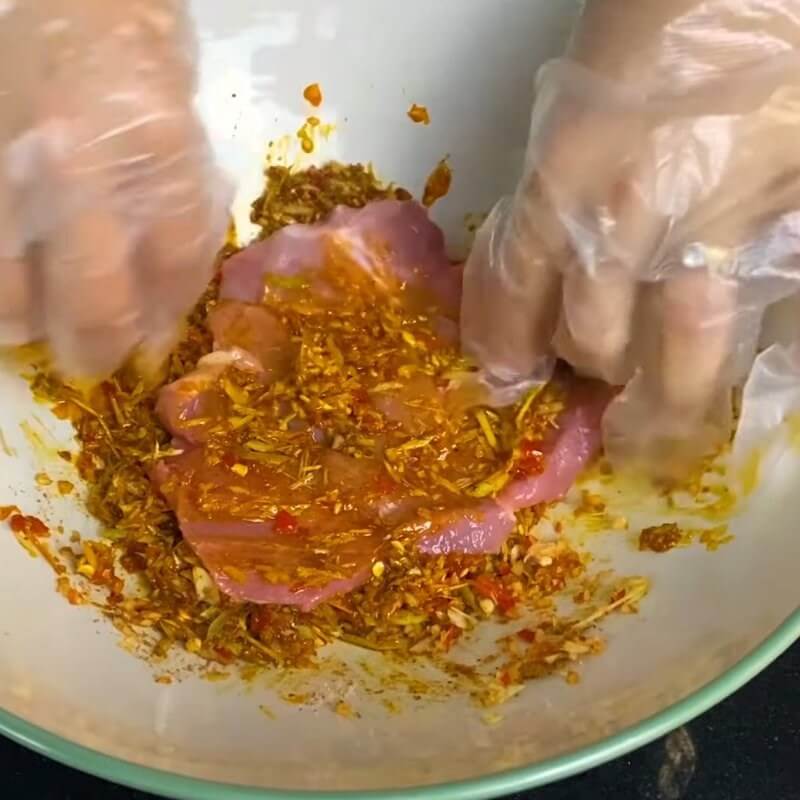 Các bước thực hiện cách làm heo khô cháy tỏi bằng nồi chiên không dầu