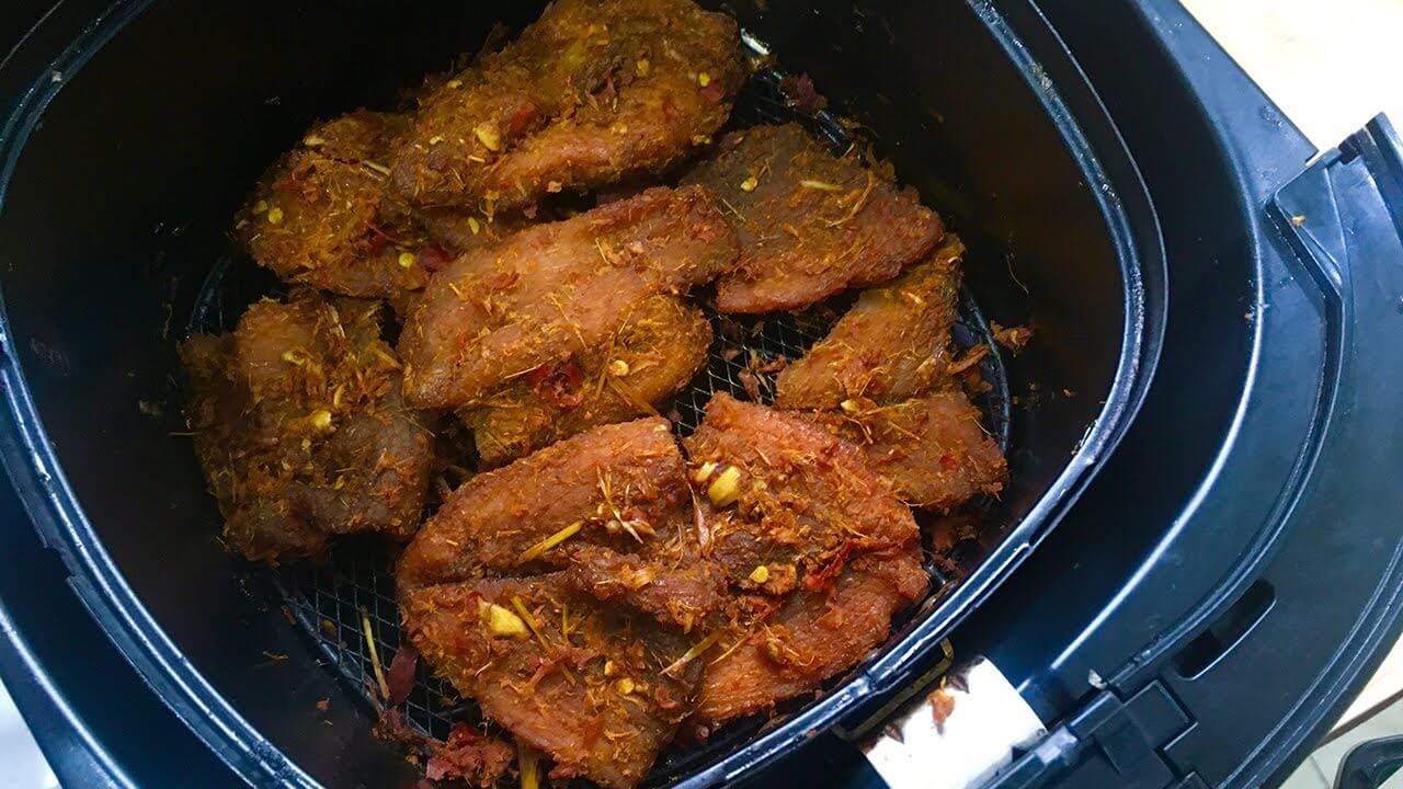 Xếp từng miếng vào rồi tiến hành nướng thịt bằng nồi chiên không dầu