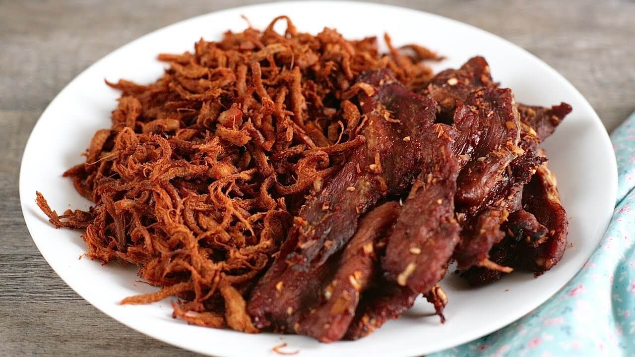 Thành phẩm sau khi thực hiện cách làm heo khô cháy tỏi bằng nồi chiên không dầu