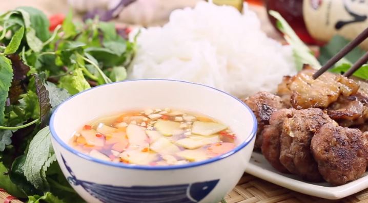 Cách ăn và thưởng thức bún chả Hà Nội đúng chuẩn